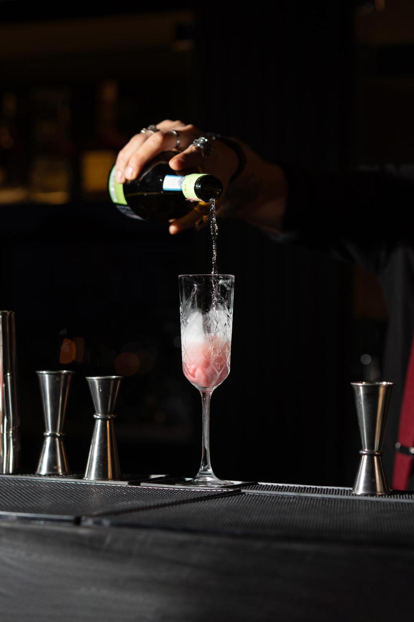 Windsor Hotel & Convention Center اسطنبول المظهر الخارجي الصورة Preparation of a French 75