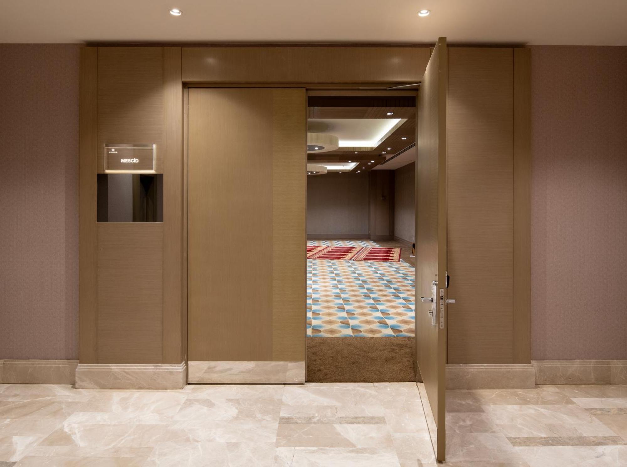 Windsor Hotel & Convention Center اسطنبول المظهر الخارجي الصورة A soundproof door