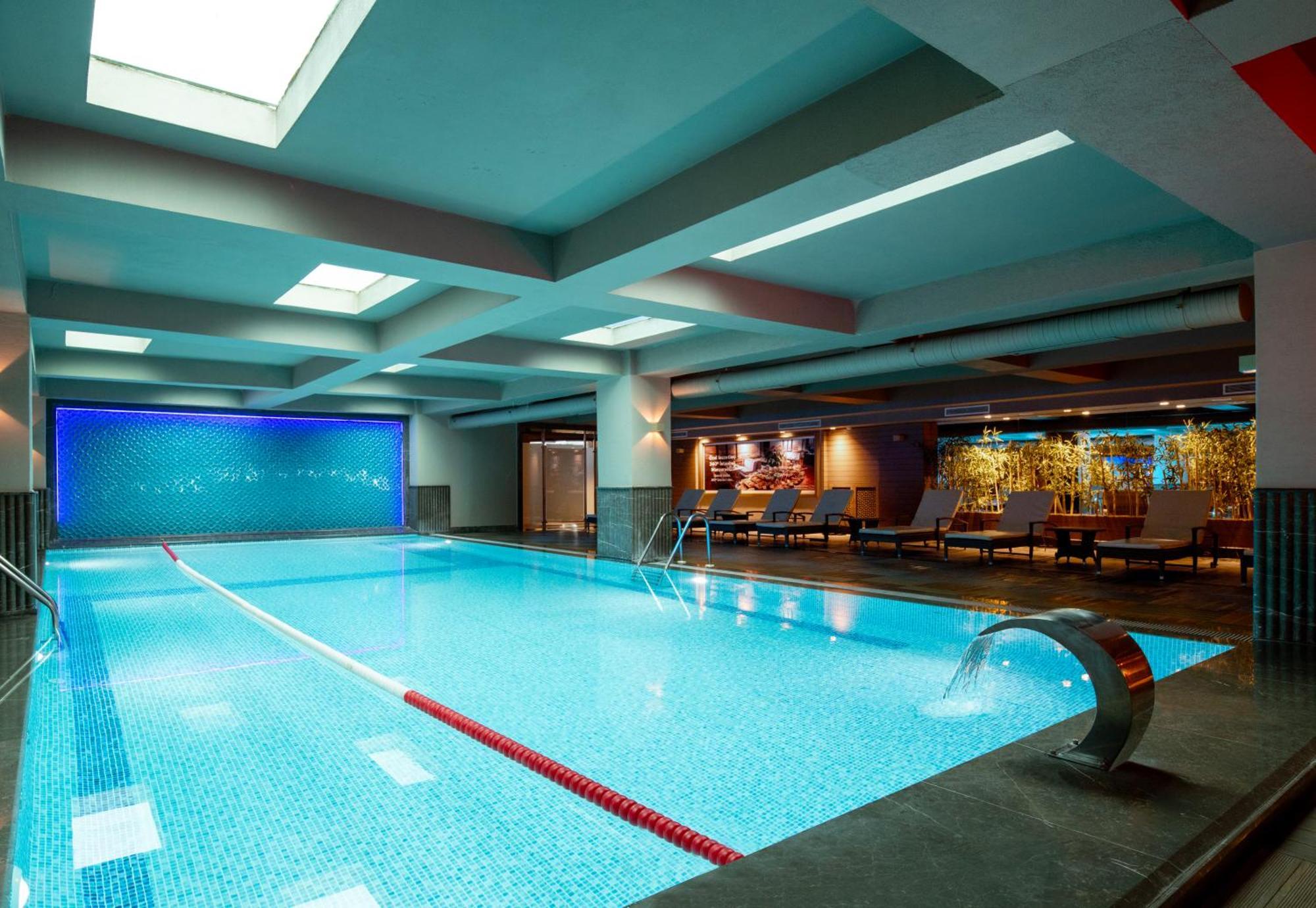 Windsor Hotel & Convention Center اسطنبول المظهر الخارجي الصورة The swimming pool at the hotel