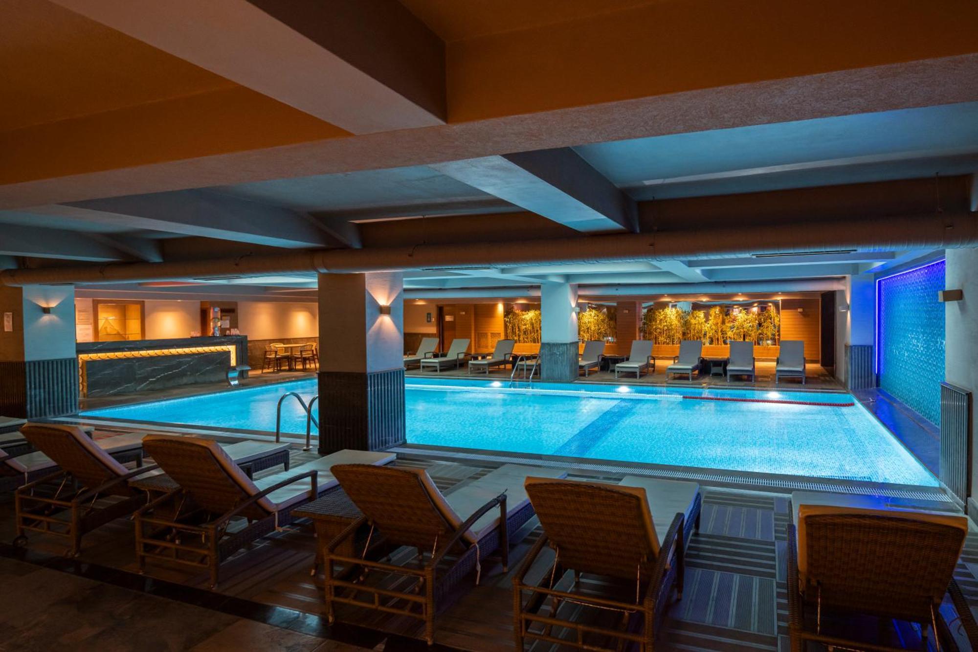 Windsor Hotel & Convention Center اسطنبول المظهر الخارجي الصورة The swimming pool at the hotel