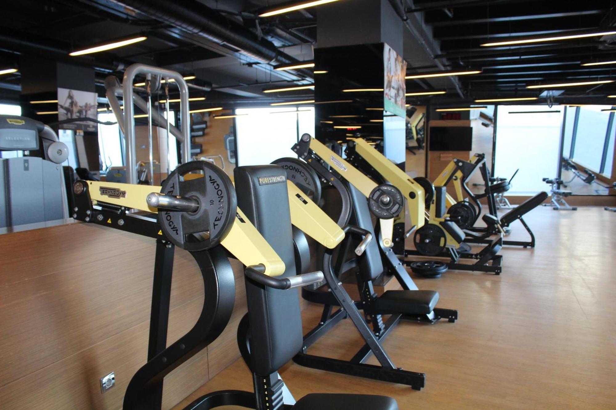 Windsor Hotel & Convention Center اسطنبول المظهر الخارجي الصورة A row of plate-loaded machines