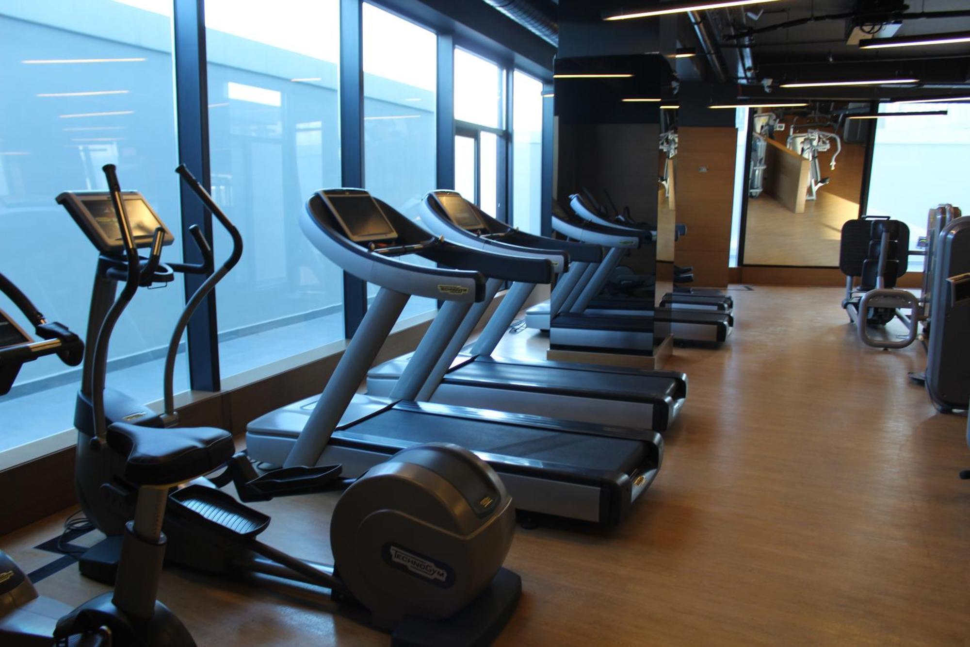 Windsor Hotel & Convention Center اسطنبول المظهر الخارجي الصورة A gym on board a cruise ship