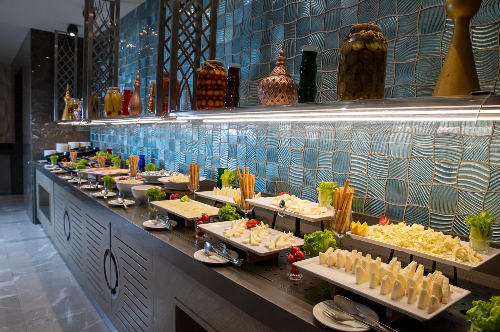 Windsor Hotel & Convention Center اسطنبول المظهر الخارجي الصورة A cheese counter at a buffet
