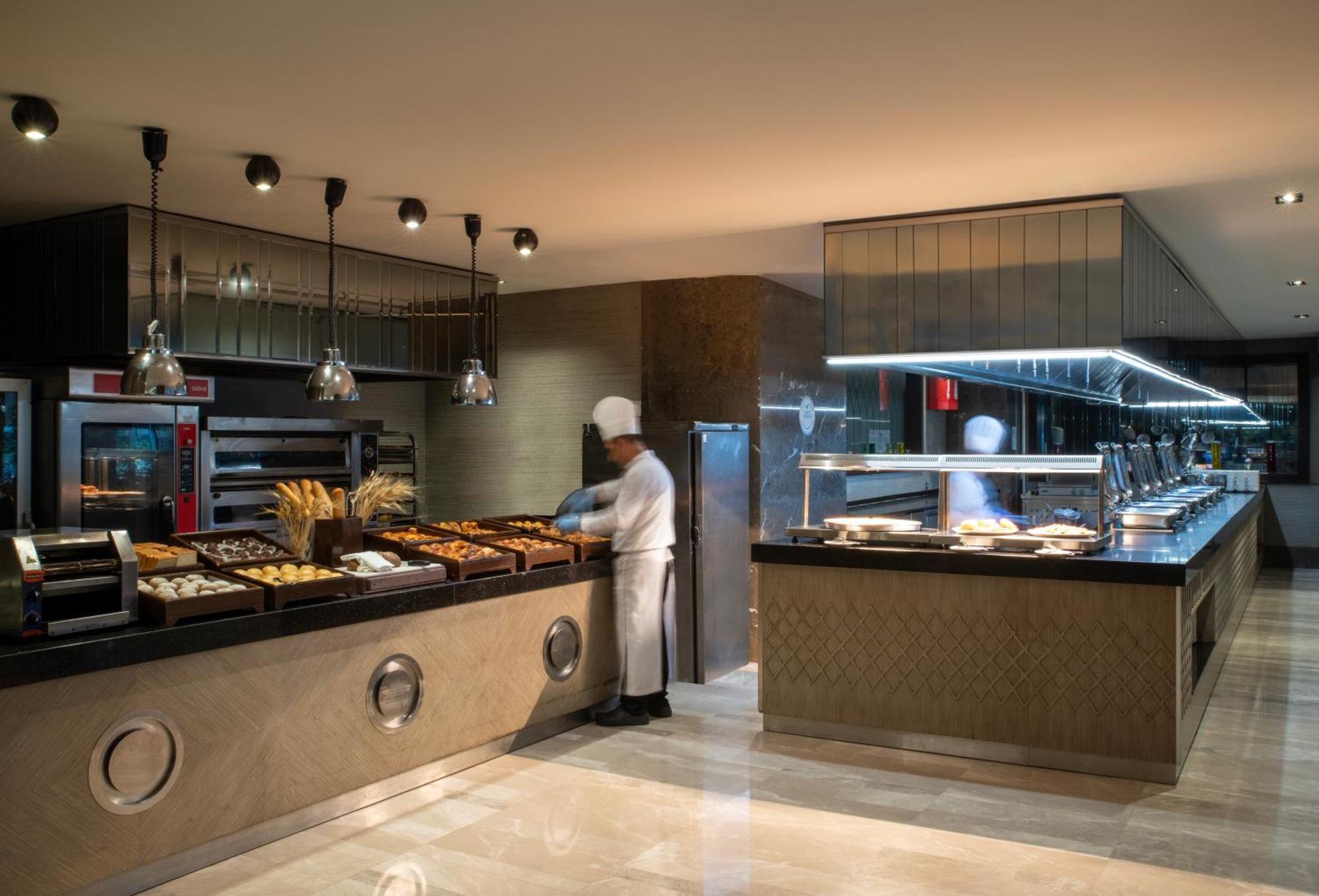 Windsor Hotel & Convention Center اسطنبول المظهر الخارجي الصورة A buffet at a hotel