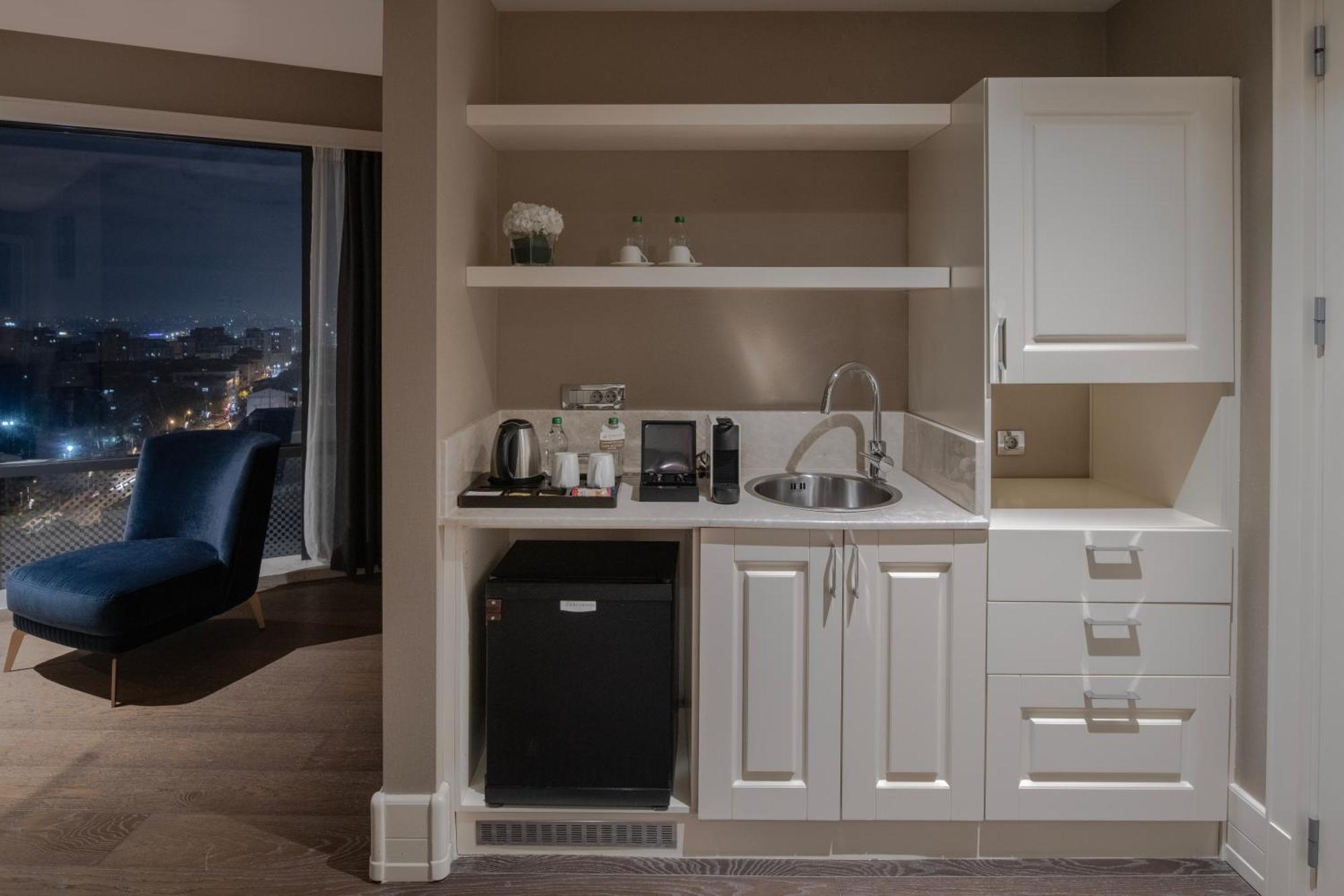 Windsor Hotel & Convention Center اسطنبول المظهر الخارجي الصورة A wet bar in a hotel room