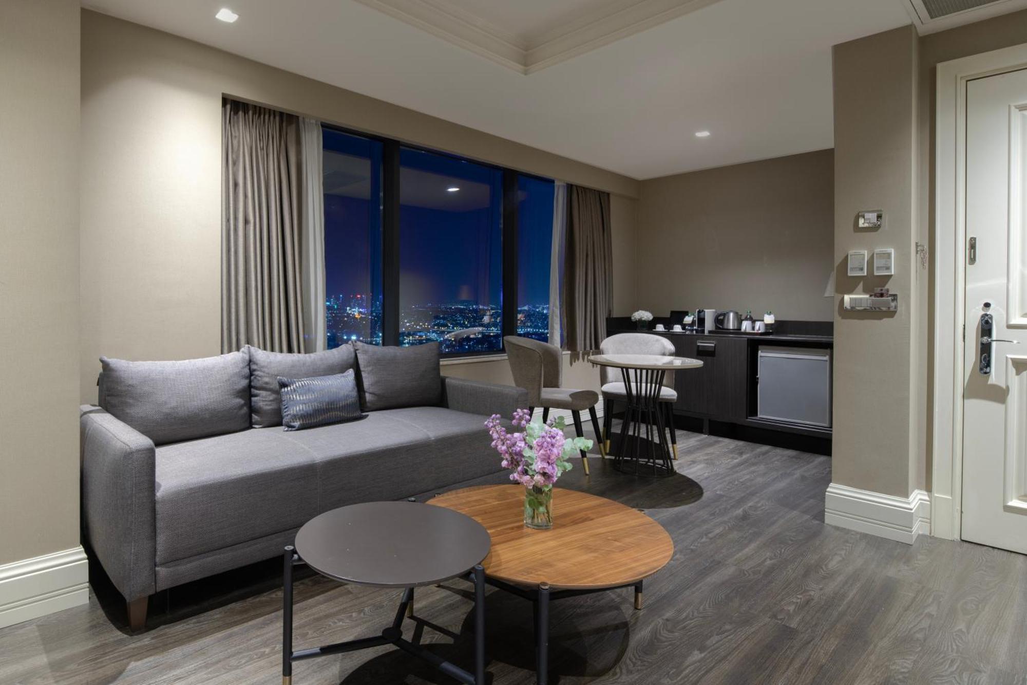 Windsor Hotel & Convention Center اسطنبول المظهر الخارجي الصورة A living room in a serviced apartment in Bangkok, Thailand